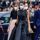 Das "Taffeta Bow Midi Dress" des spanischen Labels "The 2nd Skin Co.", das sie zur Verleihung des Asturien-Preises trägt, ist neu im Kleiderschrank der Königin. Der All-Black-Look verleiht Letizia Eleganz und Stärke gleichermaßen. Abgesehen von dem voluminösen Rockteil ist das Kleid eher schlicht gehalten. Die Frau von König Felipe weiß ihren Look aber aufzuwerten – und setzt dabei auf ein absolutes Trend-Piece!