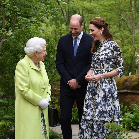 Queen Elizabeth mit Prinz William und Herzogin Catherine