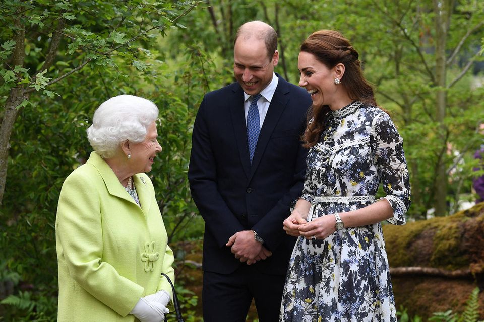 Queen Elizabeth mit Prinz William und Herzogin Catherine