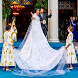 Hochzeit: Nina Flohr mit Papa Thomas Flohr winken vor der Kirche
