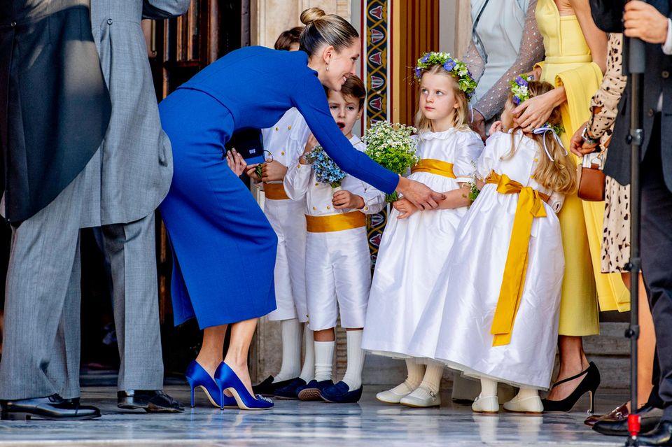 Hochzeit: Prinzessin Maria-Olympia begrüßt die Blumenmädchen
