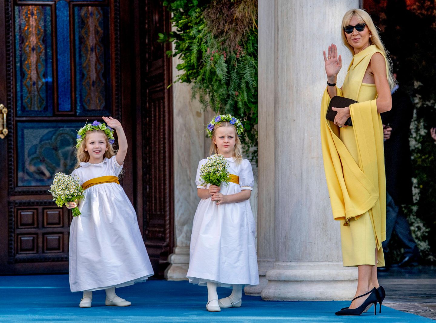 Hochzeit: Sabine Getty mit den Blumenmädchen vor der Kirche