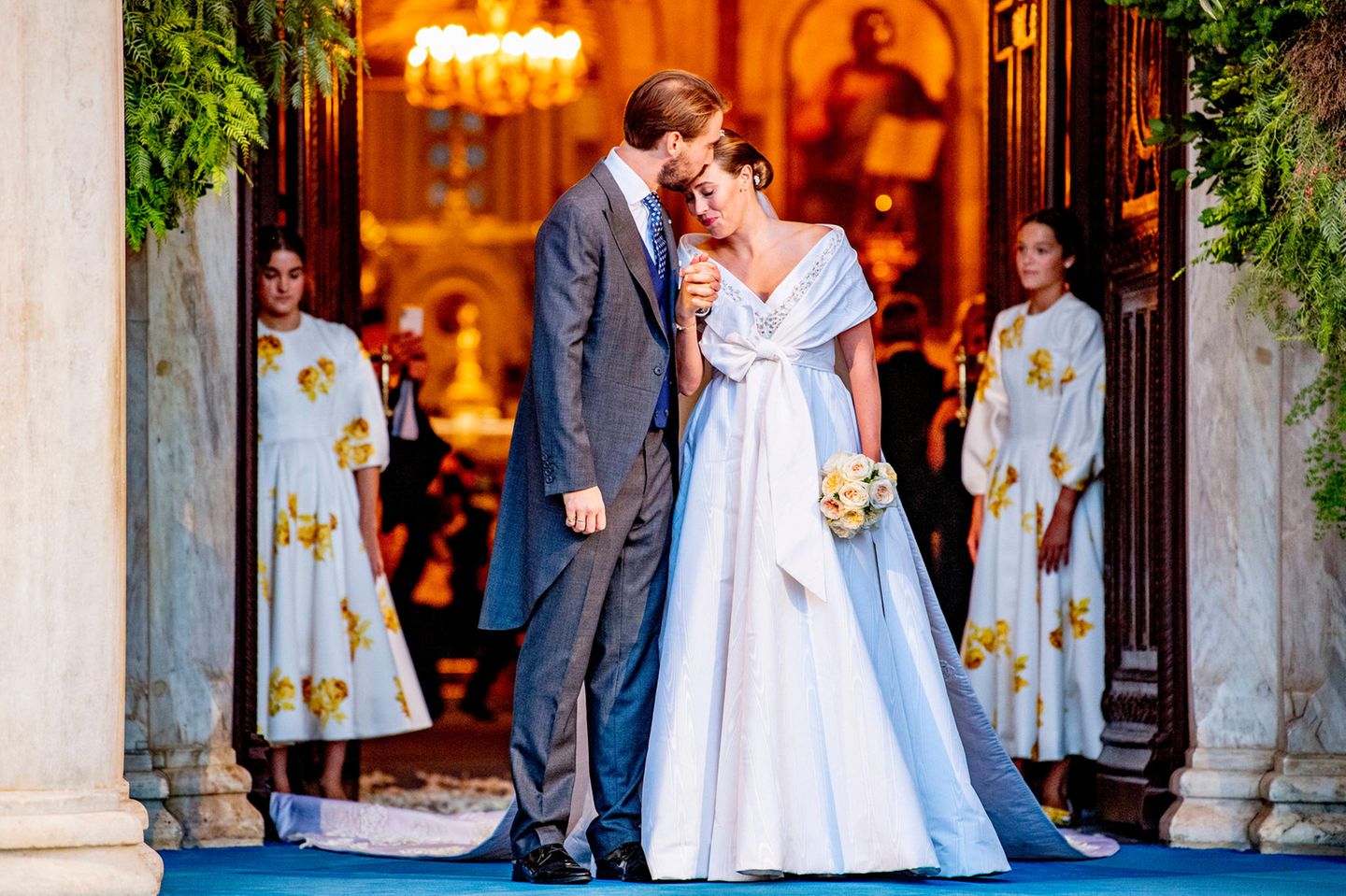 Hochzeit: Das Brautpaar nach der Trauung in Athen