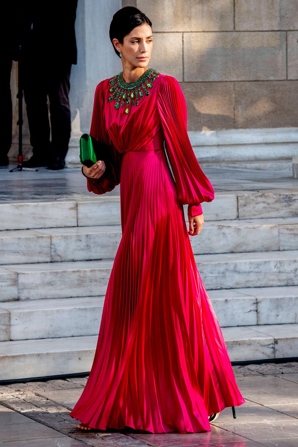 Eine der schönsten Frauen der Hochzeit von Nina Flohr und Prinz Philippos: Alessandra de Osma wählt ein fließendes Kleid mit plissierten Ärmeln und Rock in einem kräftigen Beerenton und sieht darin einfach atemberaubend schön aus. Besonderer Eyecatcher: grüne Stein-Applikationen am Dekolleté sowie die darauf farblich abgestimmte Clutch. Besser geht es nicht. Eine der schönsten Frauen der Hochzeit von Nina Flohr und Prinz Philippos: Alessandra de Osma wählt ein fließendes Kleid mit plissierten Ärmeln und Rock in einem kräftigen Beerenton und sieht darin einfach atemberaubend schön aus. Besonderer Eyecatcher: grüne Stein-Applikationen am Dekolleté sowie die darauf farblich abgestimmte Clutch. Besser geht es nicht.