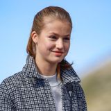 Prinzessin Leonor von Spanien ist mit ihren Eltern und ihrer Schwester in Santa Maria del Puerto de Somiedo, das als das beste Asturische Dorf ausgezeichnet wurde, zu Gast. Die Thronfolgerin trägt dabei eine trendige Jacke mit Vichy-Karomuster des spanischen Labels Designers Society.