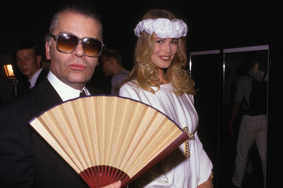 Claudia Schiffer: Karl Lagerfeld und Claudia Schiffer im Jahr 1990 Karl Lagerfeld und Claudia Schiffer im Jahr 1990