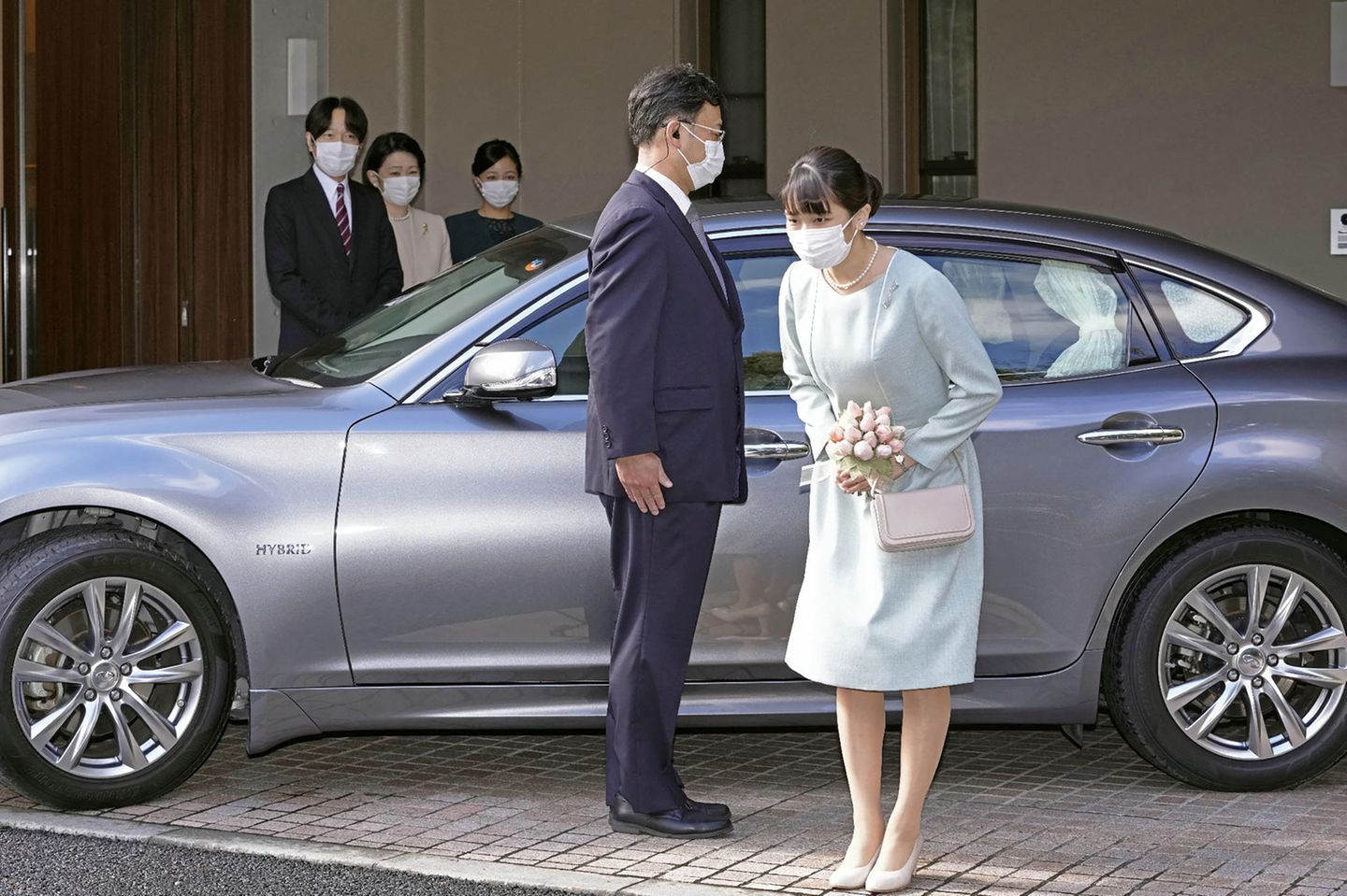 Japans Prinzessin Mako verbeugt sich, bevor sie vor ihrer Hochzeit ihr Haus im Akasaka Estate in Tokio am 26. Oktober 2021 verlässt.