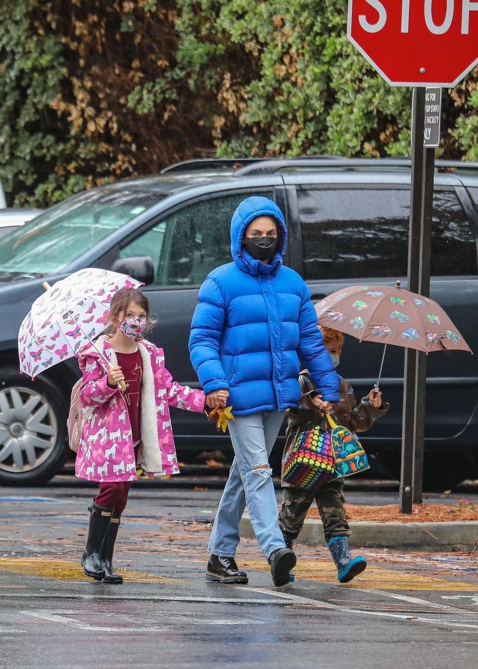 Stars im Regen: Mila Kunis mit ihren Kindern
