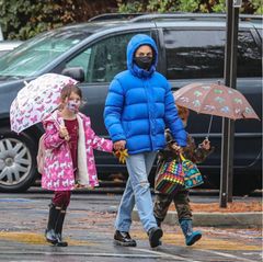 Stars im Regen: Mila Kunis mit ihren Kindern