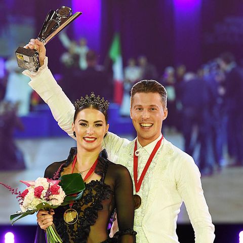 Renata und Valentin Lusin holten am Samstag, 23. Oktober 2021, bei der Tanz-Weltmeisterschaft Latein und Showdance Standard in Leipzig Gold.