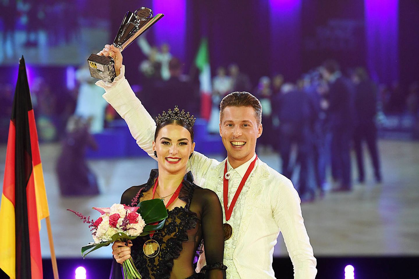 Renata und Valentin Lusin holten am Samstag, 23. Oktober 2021, bei der Tanz-Weltmeisterschaft Latein und Showdance Standard in Leipzig Gold.