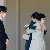 Eine letzte Umarmung, bevor sich ihr Leben radikal ändern wird. Prinzessin Mako verabschiedet sich von ihrer Schwester Kako.