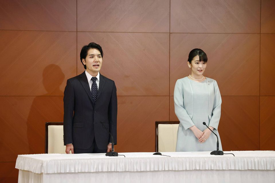 Nach ihrer intimen, standesamtlichen Hochzeit geben Kei Komuro und Prinzessin Mako eine Pressekonferenz in einem düsteren Veranstaltungsraum des Grand Arc Hotels, für den sie selber bezahlen mussten, und entschuldigen sich für alle Unannehmlichkeiten, die ihre Verbindung verursacht hat.  