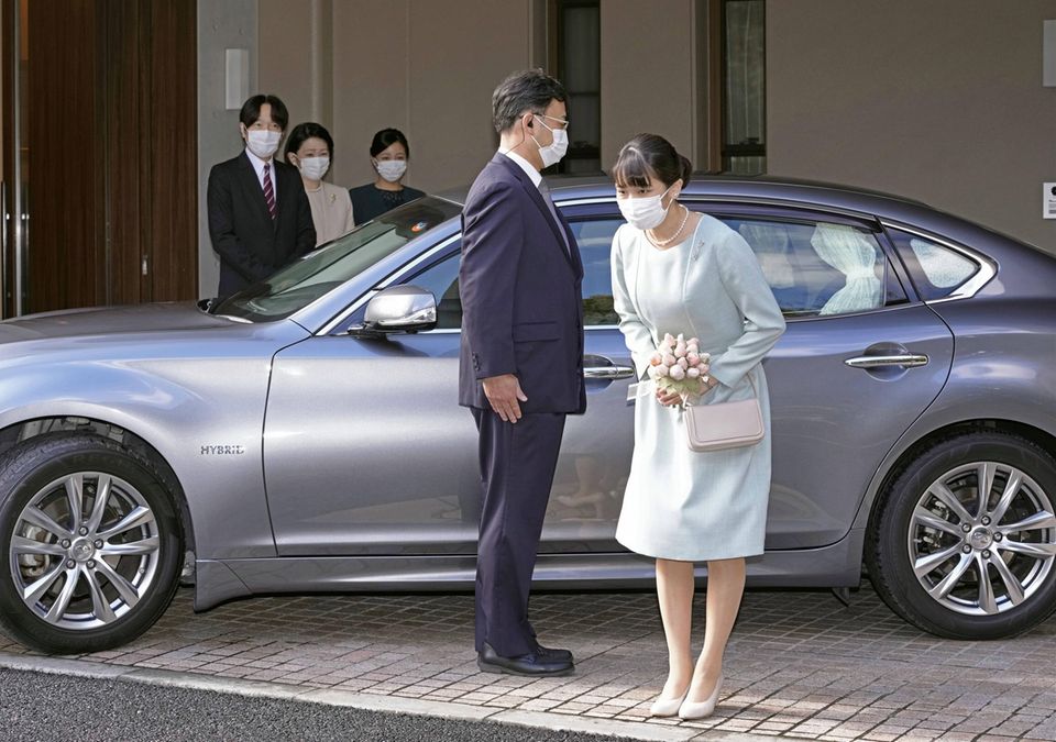Die letzten Minuten vor der Trauung haben begonnen. Prinzessin Mako verbeugt sich, bevor sie ihr Haus im Akasaka Estate in Tokio am 26. Oktober 2021 verlässt, um in den Hafen der Ehe einzufahren. Verabschiedet wird die Braut von ihren Eltern, Kronprinz Akishin und Kronprinzessin Akishino, genannt Kiko, sowie ihrer Schwester, Prinzessin Kako.