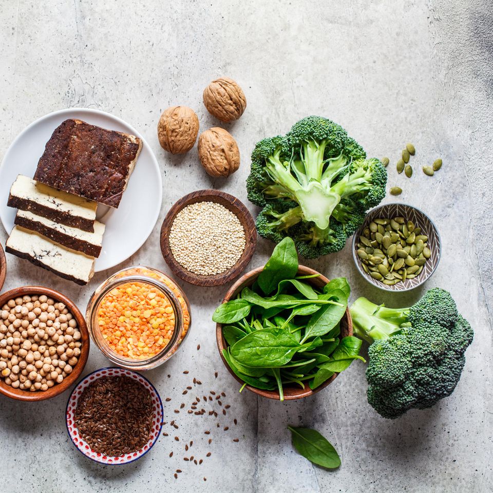 Diese 8 Lebensmittel können die Hormone regulieren: Brokkoli, Walnüsse, Tofu, Leinsamen, Spinat.