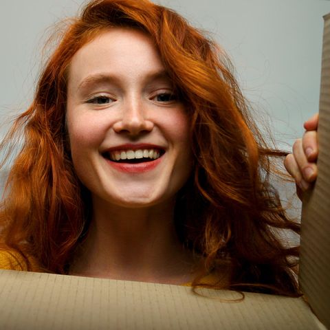 Geschenke für Teenager: 10 tolle Tipps, junge Frau, Box
