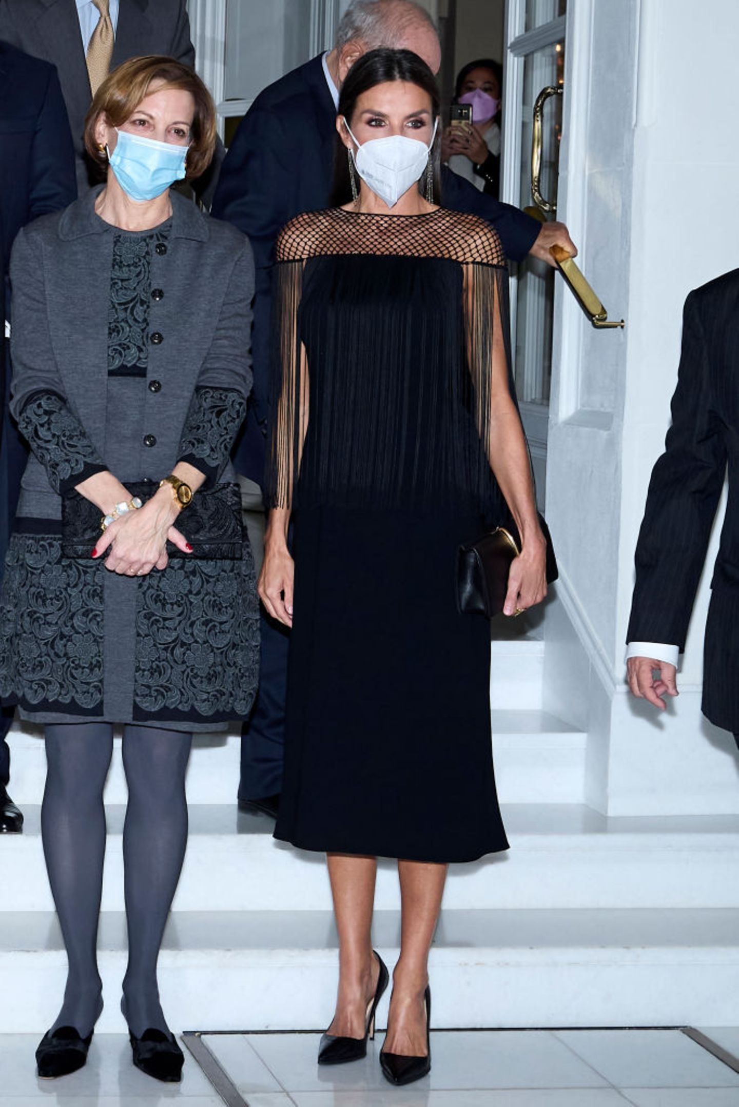 Königin Letizia zeigt sich beim Journalismuspreis in Madrid in einem schwarzen Midi-Kleid von Boss. Besonderer Blickfang sind dabei die handgefertigten Makramee-Details an den Schultern. Deswegen erinnern wir uns auch noch genau daran, dass erst vor wenigen Monaten eine andere Stilikone dieses Kleid trug... 