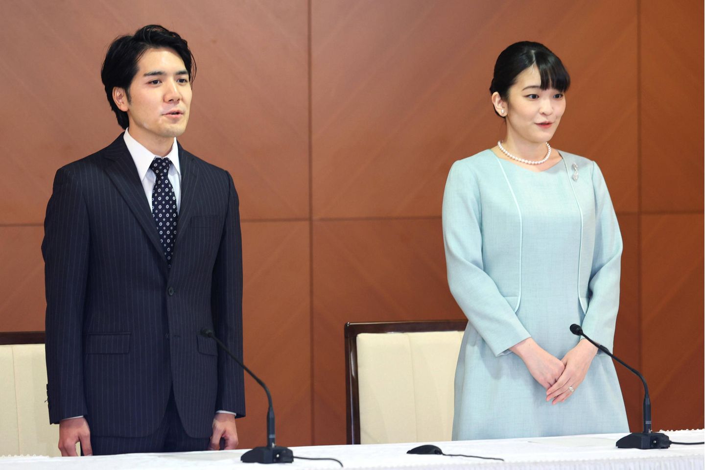 Kei Komuro und Prinzessin Mako bei einer Pressekonferenz nach ihrer Hochzeit am 26. Oktober 2021