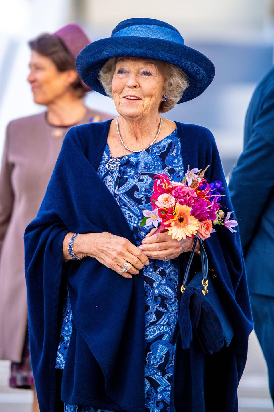 Royaler Terminkalender: Prinzessin Beatrix der Niederlande mit Blumen Royaler Terminkalender: Prinzessin Beatrix der Niederlande mit Blumen