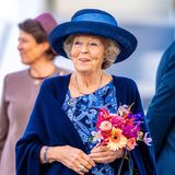 Royaler Terminkalender: Prinzessin Beatrix der Niederlande mit Blumen