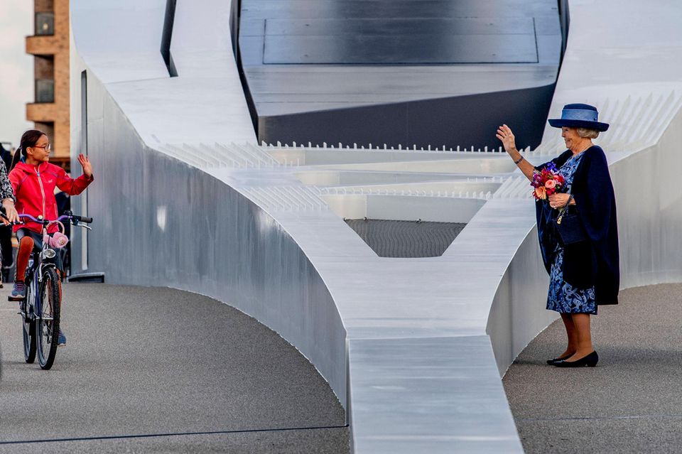 Royaler Terminkalender: Prinzessin Beatrix der Niederlande auf Brücke