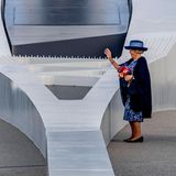 Royaler Terminkalender: Prinzessin Beatrix der Niederlande auf Brücke