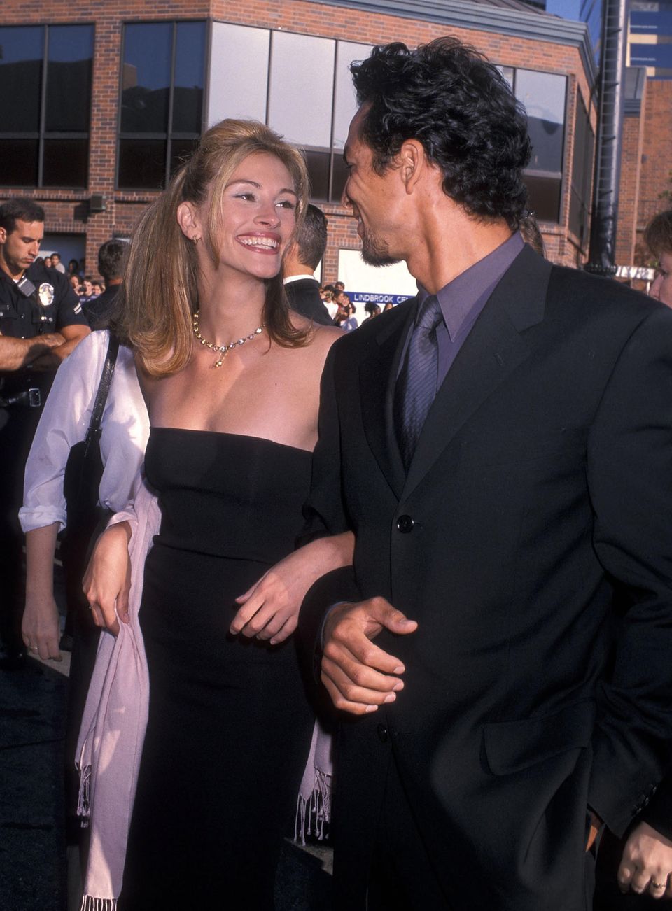 So elegant und klassisch ihre neue Frisur! Julia Roberts zeigt sich zusammen mit Schauspieler Benjamin Bratt bei der Filmpremiere von „Die Braut, die sich nicht traut“ 1999. Nur ein weiteres Erfolgsjahr für die Schauspielerin. Mit dem Film „Notting Hill“ wird Roberts zum vierten Mal für einen Golden-Globe nominiert. So elegant und klassisch ihre neue Frisur! Julia Roberts zeigt sich zusammen mit Schauspieler Benjamin Bratt bei der Filmpremiere von „Die Braut, die sich nicht traut“ 1999. Nur ein weiteres Erfolgsjahr für die Schauspielerin. Mit dem Film „Notting Hill“ wird Roberts zum vierten Mal für einen Golden-Globe nominiert.