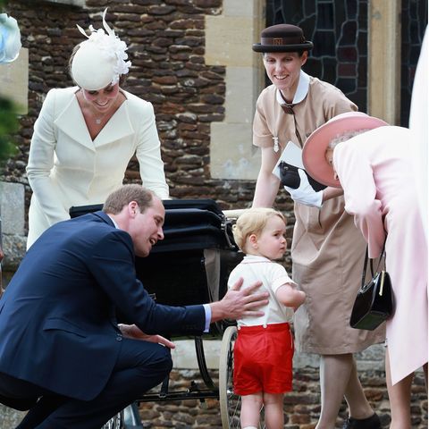 Herzogin Catherine, Prinz William, Prinz George, Maria Teresa Turrion Borrallo und Queen Elizabeth bei der Taufe von Prinzessin Charlotte im Juli 2015 in Sandringham