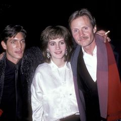 Zwar nur noch ein kleines Stück von ihrem Schauspieldurchbruch entfernt, doch noch Meilen weit weg von dem ikonischen Julia-Roberts-Look, den wir alle kennen und lieben. 1985 trägt die angehende Schauspielerin die Haare im damals angesagten Vokuhila-Schnitt.