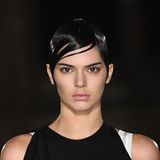 Während der Pariser Fashion Week läuft Kendall für Givenchy – mit überraschend kurzen Haaren. Wie alle anderen Models trägt sie einen Wet-Look.