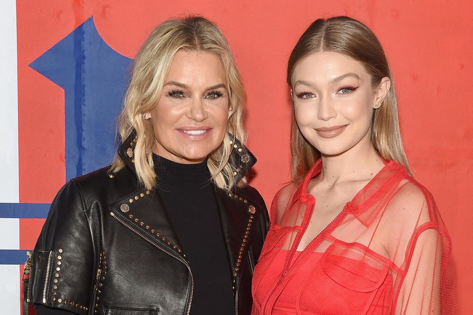 Yolanda Hadid mit Tochter Gigi Hadid bei einer Tommy Hilfiger Launch Party in New York 2018.