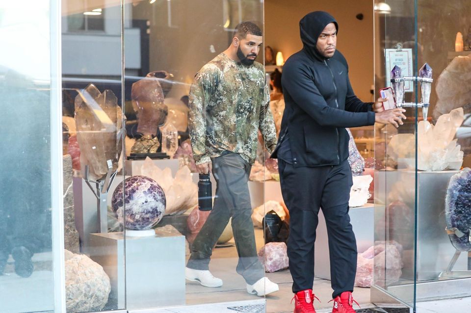 Gesichtet: Drake verlässt Geschäft für Kristalle in L.A. Gesichtet: Drake verlässt Geschäft für Kristalle in L.A.