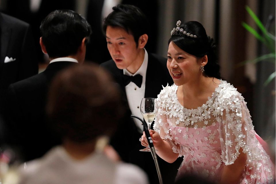 Prinzessin Ayako und ihr Ehemann Kei Moriya stoßen mit Kronprinz Naruhito bei ihrem Hochzeitsbankett in Tokio am 30. Oktober 2018 an. 