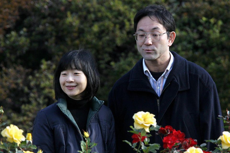 Sayako Kuroda und ihr Ehemann Yoshiki Kuroda genießen ihren Besuch im Park Shinjuku Gyoen im Zentrum Tokios am 23. November 2005. 