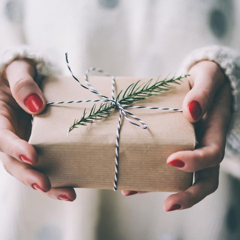Kleine Weihnachtsgeschenke: Schöne Ideen für Ihre Liebsten, Frauenhände, Geschenk