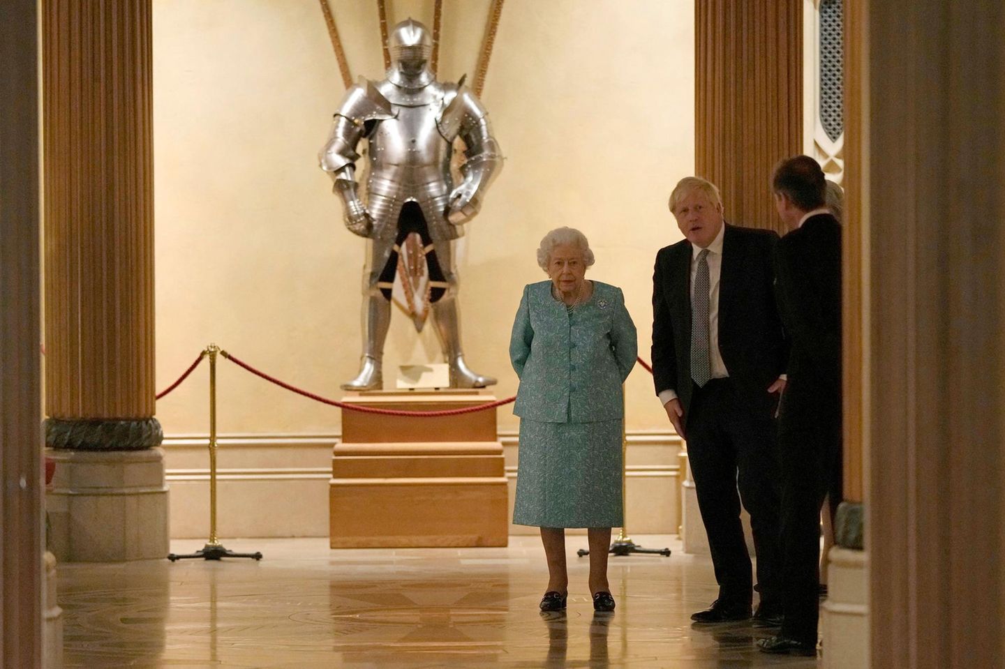 Queen Elizabeth und Boris Johnson beim Empfang des Global Investment Summit in Schloss Windsor am 19. Oktober 2021