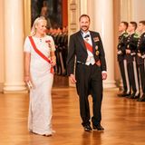 Schön wie eine Braut: An der Seite ihres Mannes Kronzprinz Haakon und Prinzessin Astrid schreitet Prinzessin Mette-Marit in einem filigran bestickten, weißen Traumlook von Emilio Pucci vorbei am Spalier der Palast-Garde Richtung Gala-Dinner im Königlichen Palast von Oslo.