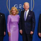 Premiere: Es ist das erste G20 Treffen, zu dem US-Präsident Joe Biden und First Lady Dr. Jill Biden in Rom erscheinen. Für das Treffen mit den größten Wirtschaftsmächte wählt die First Lady ein gewagtes Etuikleid: Es besticht nicht nur durch seine auffällige Farbe,  sondern auch durch unzählige Pailletten, die für einen Schimmer-Effekt sorgen. 
