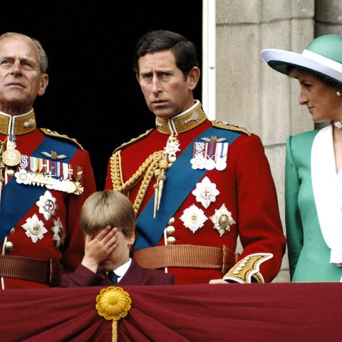 Prinz Philip, Prinz Charles und Prinzessin Diana mit Prinz William, der sich die Hand vors Gesicht schlägt, auf dem Balkon des Buckingham Palasts anlässlich der "Trooping the Color"-Zeremonie am 11. Juni 1988