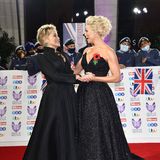 Sharon Stone und Hannah Waddingham erleben auf dem roten Teppich der Pride of Britain Awards im Grosvenor House Hotel in London einen Fan-Girl-Moment: Die beiden Schauspielerinnen liegen sich in den Armen; so überschwänglich, dass für einen Moment das Gleichgewicht verlieren ... 