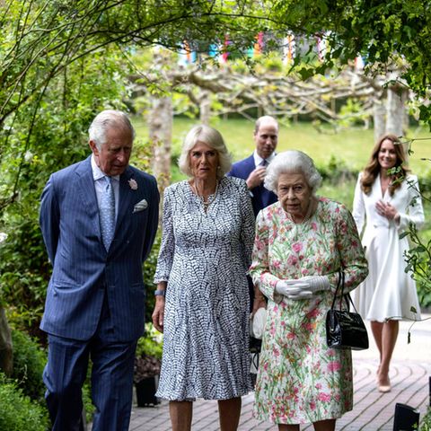 Queen Elizabeth gemeinsam mit Prinz Charles, Herzogin Camilla sowie Prinz William und Herzogin Catherine