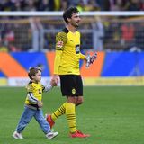 Daddy cool: Mats Hummels mit Sohn Ludwig im Stadion