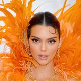 Orange steht der Brünette unfassbar gut! Ihren Look für die Met Gala 2019 rundete sie mit extralangen Fake-Lashes ab.