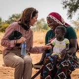 RTK: Prinzessin Mary unterhält sich mit einer jungen Mutter in Burkina Faso