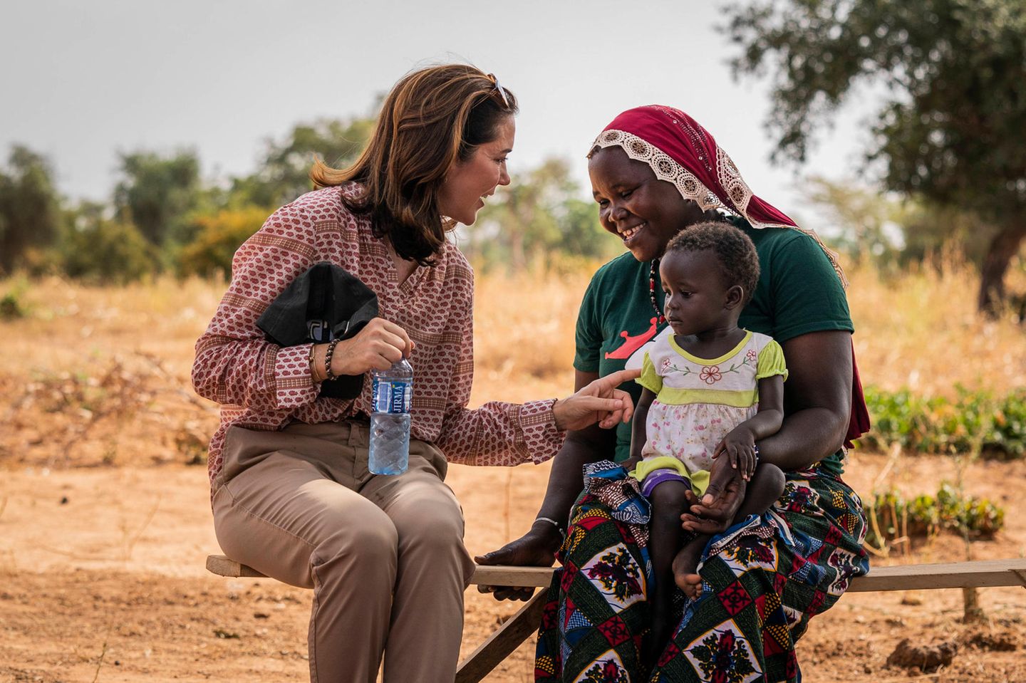 RTK: Prinzessin Mary unterhält sich mit einer jungen Mutter in Burkina Faso