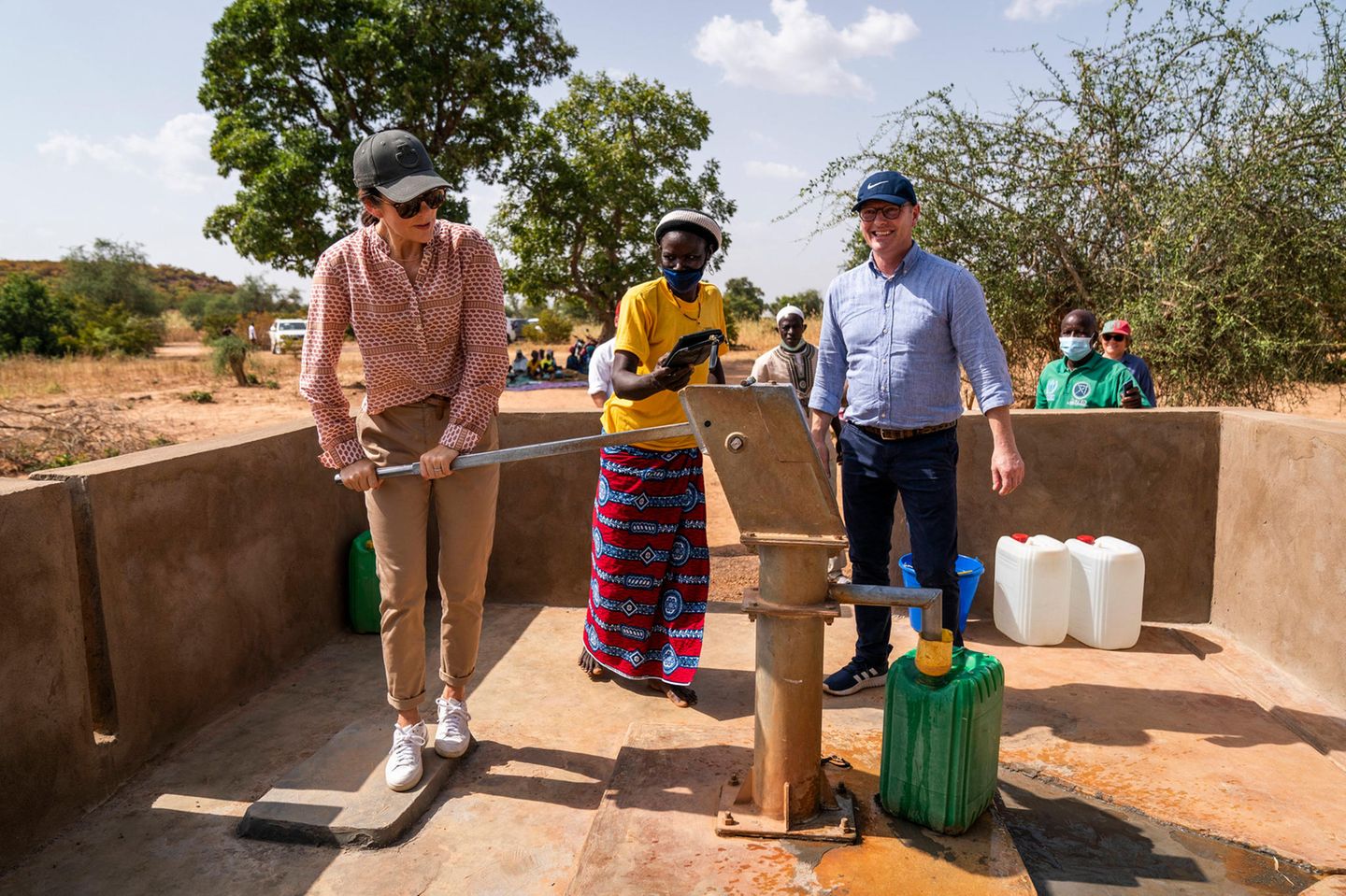 RTK: Prinzessin Mary pumpt an einem Brunnen frisches Wasser