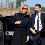 Brigitte Macron kommt am Rande des G20-Gipfels 2021 zu einem privaten Besuch zum Kolosseum in Rom. Die Französin trägt eine dunkelblaue Oversized-Bluse mit dezenten Nieten auf den Brusttaschen. Macron kombiniert das Hingucker-Piece mit einem schwarzen hochgeschnittenen Faltenrock und einem gleichfarbigen Wallet-On-Chain. Den sportlich schicken Look rundet die Frau des französischen Prätendenten mit einer schwarzen Sonnenbrille und silbernem Schmuck ab. 