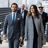 In den vergangenen Monaten hat sich Prinzessin Sofia nur selten gezeigt. Während ihr Haar im Oktober wieder länger wurde und ihr Pony rausgewachsen war, hat sie jetzt, vier Wochen später, erneut eine Veränderung gewagt. Bei einem Termin gegen Cybermobbing in Stockholm präsentiert sie ihre neue Frisur. Die Haare der Prinzessin sind um einiges kürzer und deutlich dunkler. Ihren neuen Haar-Look rundet die Schwedin mit einem dunkelblauen Kleid und einem karierten Mantel ab. 