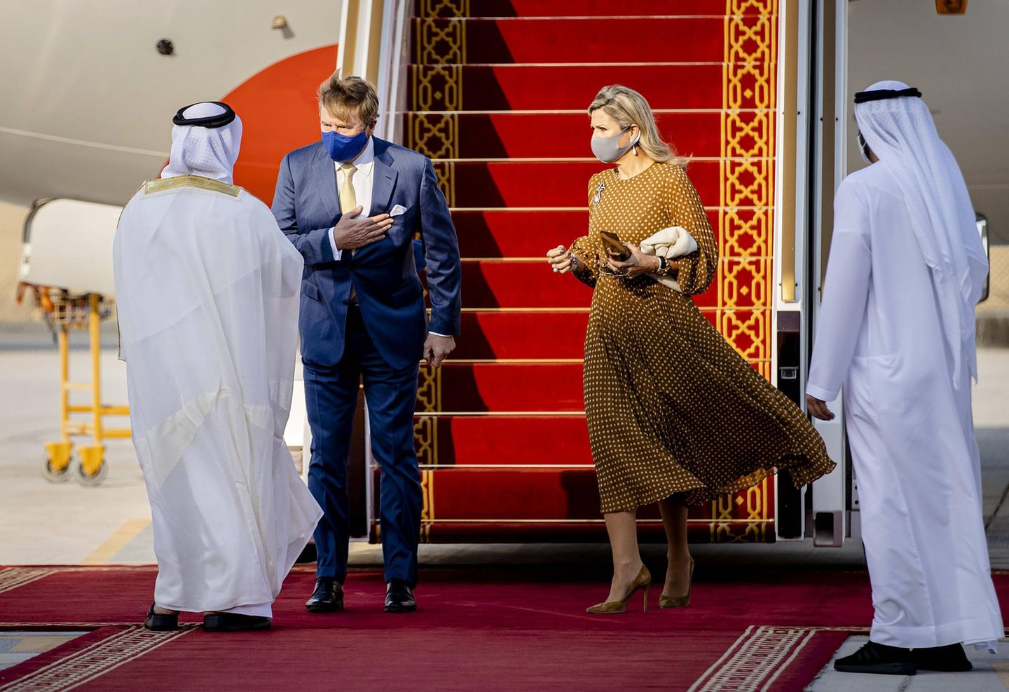 RTK: König Willem-Alexander und Máxima bei ihrer Ankunft am Flughafen