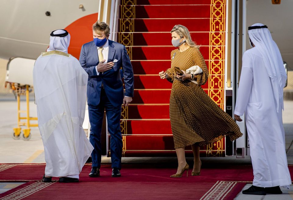 RTK: König Willem-Alexander und Máxima bei ihrer Ankunft am Flughafen